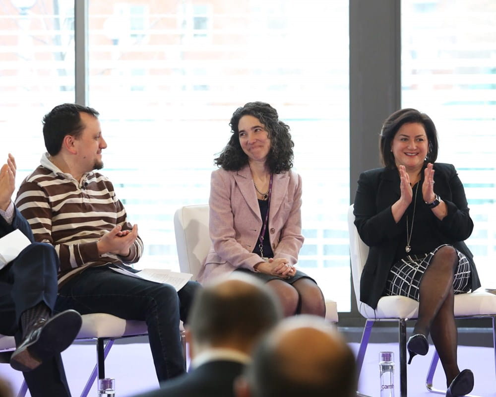 La Dre Yona Lunsky et Naomi Azrieli célèbrent l’annonce de l’inauguration du Centre Azrieli sur les troubles du développement du cerveau et les maladies mentales des adultes.