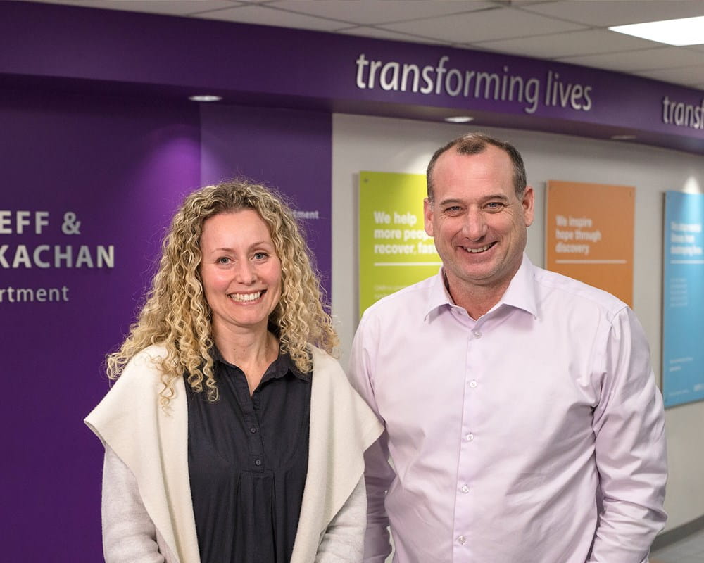 La Dre Brittany Poynter, clinicienne-chef du Service d’urgence de CAMH, et Charlie Cummings.