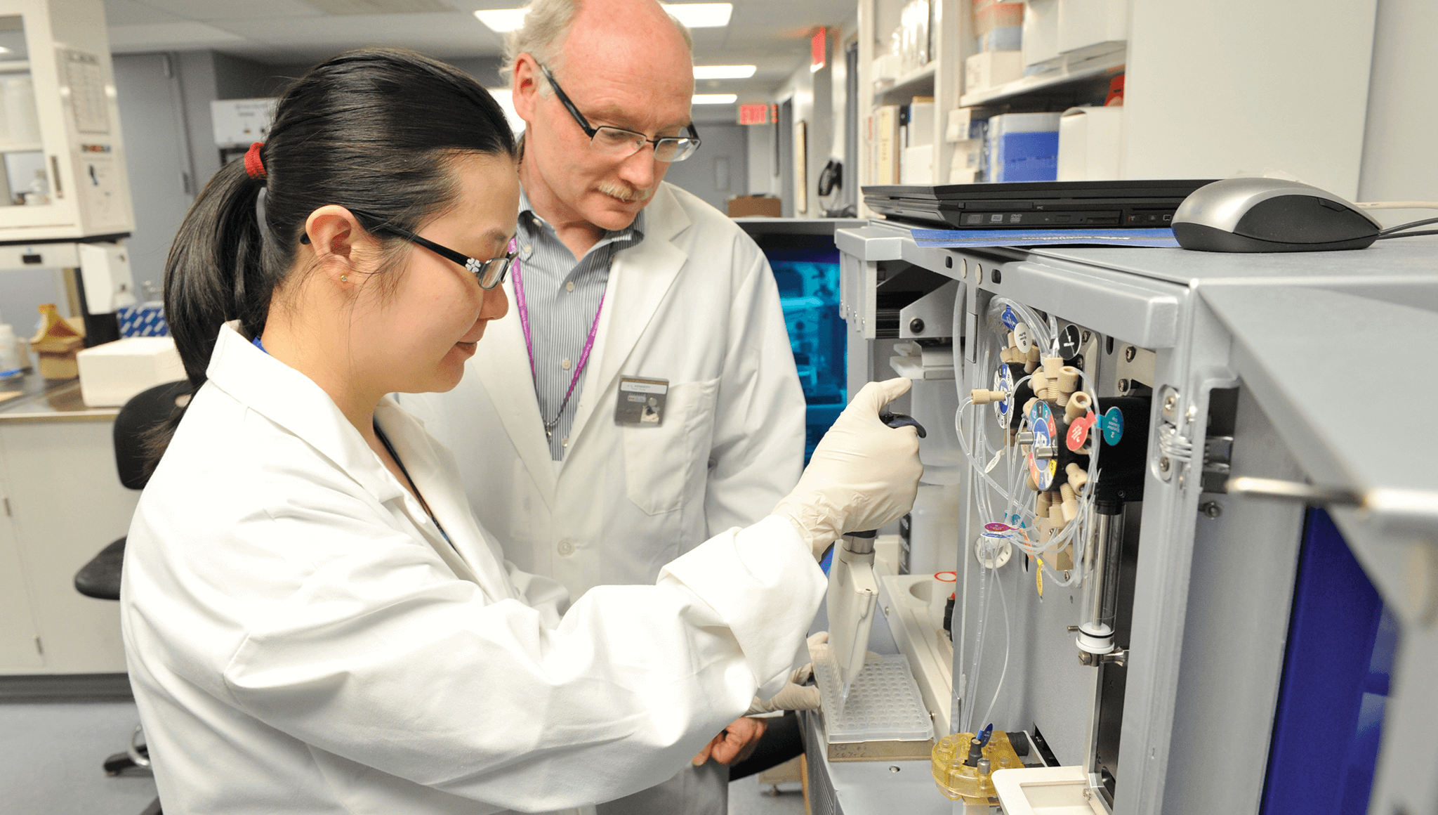 Gwyneth and Jim in lab.