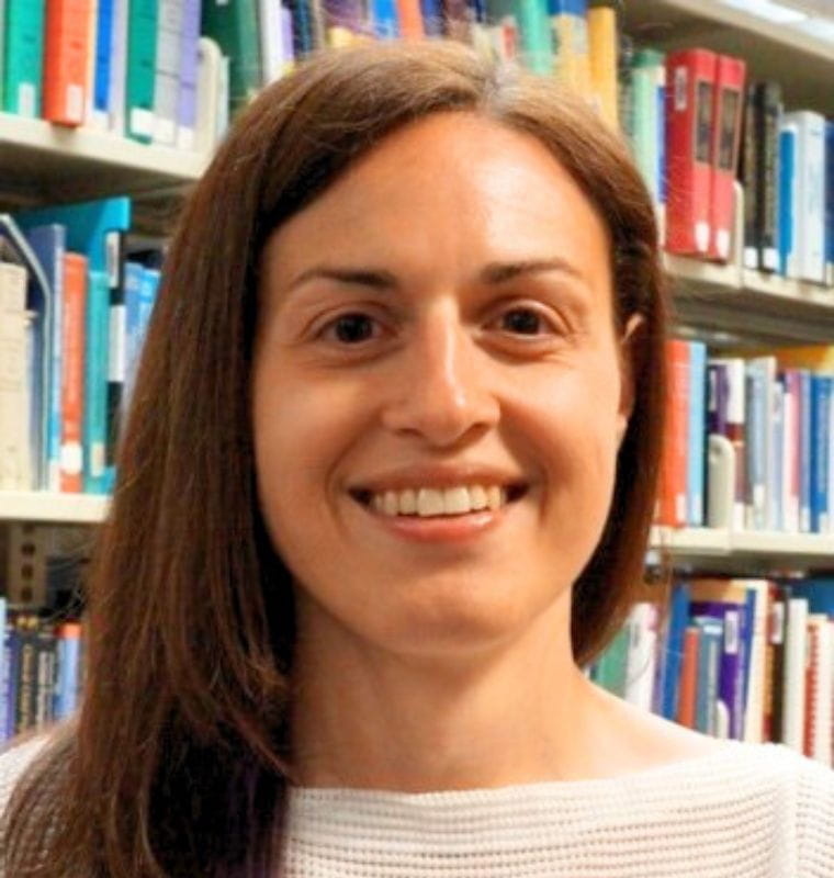 Dr. Claire de Oliveira